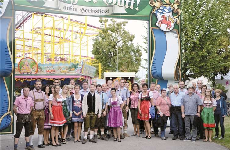 Die Niederwerther Feuerwehrfamilie vor dem Erdinger Herbstfest. privat