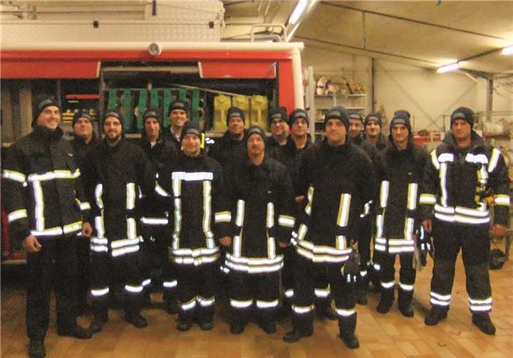 Die Niederzissener Feuerwehr zeigte sich sichtlich erfreut über den zusätzlichen Kälteschutz.privat