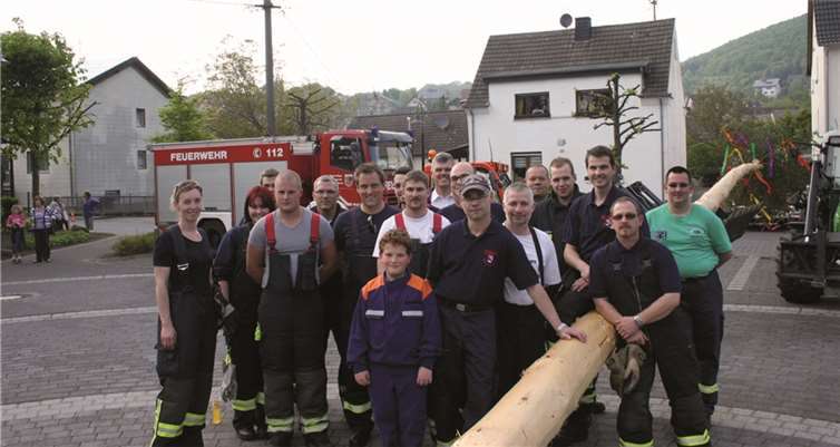 Die Niederzissener stellten mit vereinten Kräften den zuvor geschmückten Maibaum auf.Rü