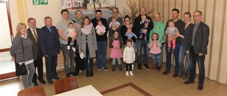 Die Nieverner Wonneproppen gemeinsam mit Vätern, Müttern, Geschwistern und der Verwaltungsspitze der Gemeinde. Foto Jürgen Jachtenfuchs