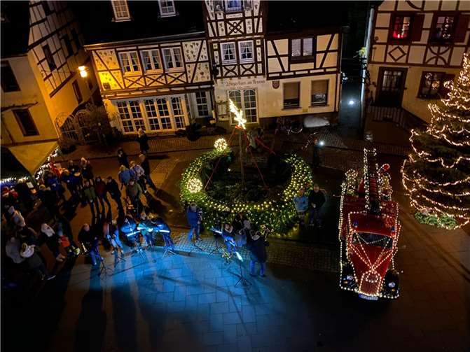Die Nikolausfahrt des Fördervereins der FFW Kobern-Gondorf endete auf dem Marktplatz. Foto: privat