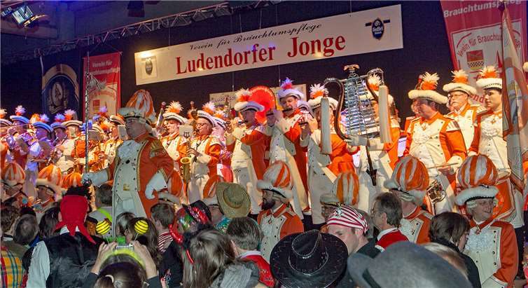Die „Nippeser Bürgerwehr“ marschierte in Bataillonsstärke in den „Wellblechpalast“ ein. JOST