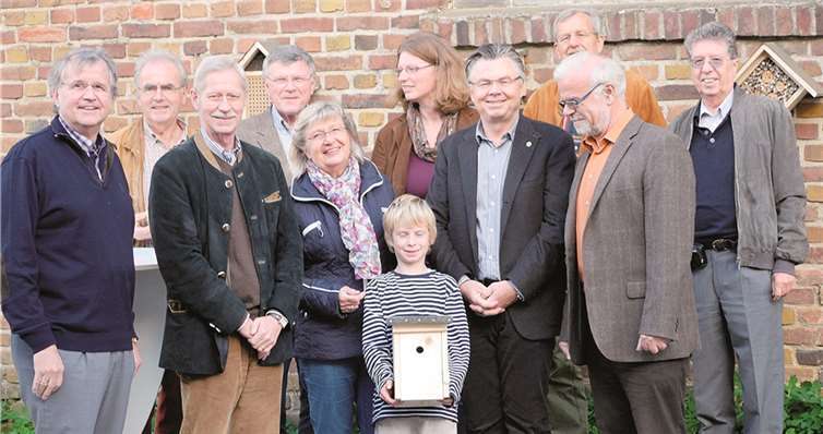 Die Nistkästen hatten die Lions-Mitglieder beim Tag der offenen Höfe im vergangenen Jahr gezimmert. Die über das Jahr eingegangenen Verkaufserlöse wurden jetzt an den BUND für die Rekultivierung des Engeler Maars übergeben. privat