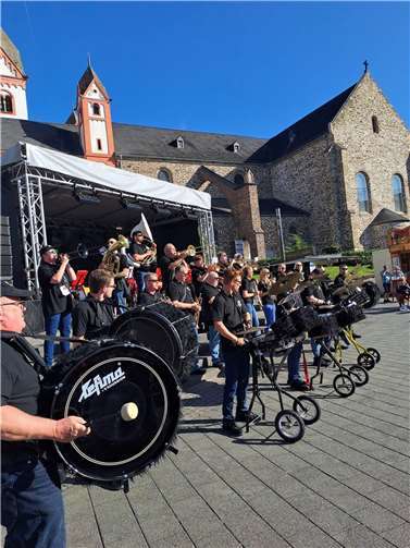 Die NoNameGugge aus Andernach sorgten sonntags für Stimmung auf dem Kirchplatz.