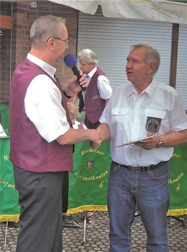 Die Nocherner Dorfmusikanten übergaben Hans-Georg Schwamb (re.) einen Wappenteller als Geburtstagsgeschenk für den Shantychor. BSB