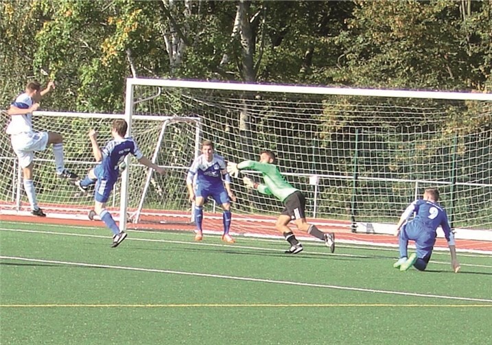 Die Nörtershausener Gäste tauchten immer wieder gefährlich vor dem Cochemer Tor auf. Hier beschäftigt ein Gästeangreifer gleich vier einheimische Akteure. LS