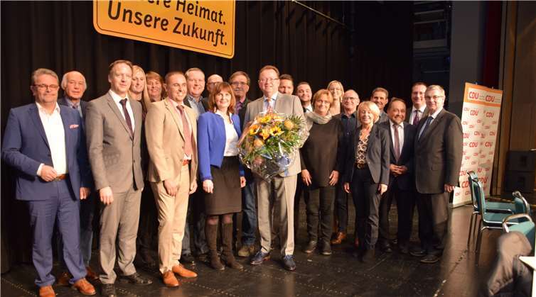Die Nominierten auf den Plätzen 1 bis 20 mit Landrat Dr. Alexander Saftig (r.). Fotos: UBU