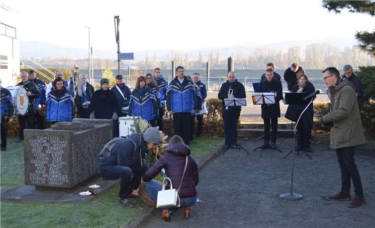 Die Nonnenwerther Schüler legen ihren Kranz nieder.AB