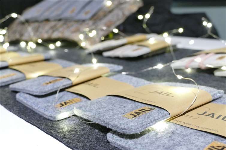 Die Nonnenwerther Schülerfirma „Jail“, die antibakterielle und stylische Smartphonehüllen aus Recyclingmaterialien vertreibt, wird das Land Rheinland-Pfalz beim Bundeswettbewerb vertreten.  Foto: Jail