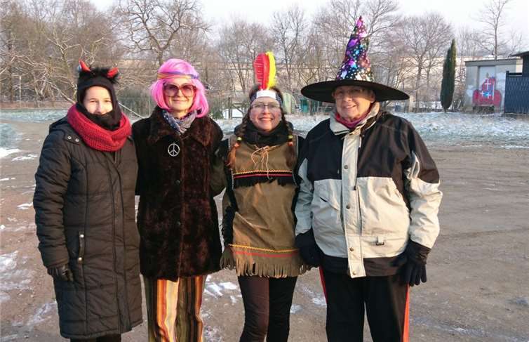 Die Nordic-Waling-Gruppe traf sich am Donnerstag bei Minustemperaturen, um im Kostüm zu trainieren. Foto: privat