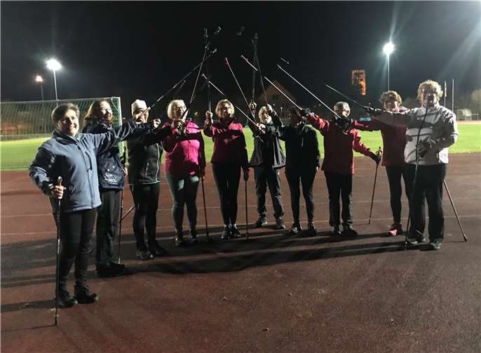 Die Nordic Walker der Turngemeinde Oberlahnstein sind unter Leitung von ÜL Stefanie Muno-Meier trotz nasskalter Witterung weiter im Rhein-Lahn-Stadion in Niederlahnstein coronakonform aktiv.Foto: privat