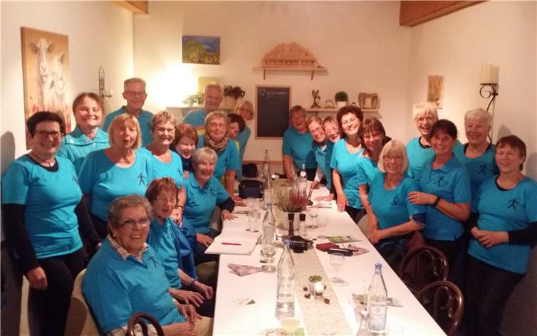 Die Nordic Walker erreichten halbwegs trocken „Chefjens Bauernhof“ und freuten sich über die Bewirtung. Foto: privat