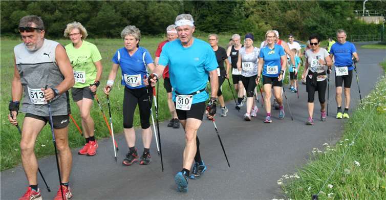 Die Nordic Walker starten eine Minute nach den Bergläufern. VfL Waldbreitbach
