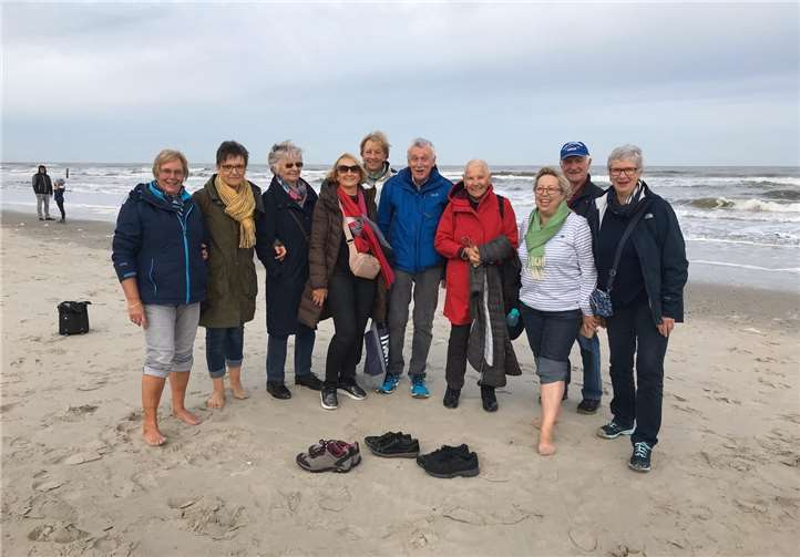 Die Nordic Walking Gruppe bei einer StrandwanderungFoto: privat
