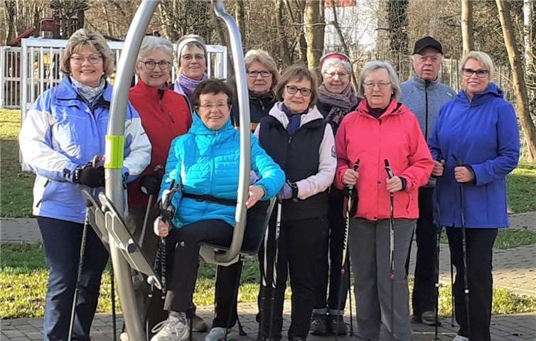 Die Nordic Walking Gruppe nahm den Bewegungsparcour ganz genau unter die Lupe. Foto: privat