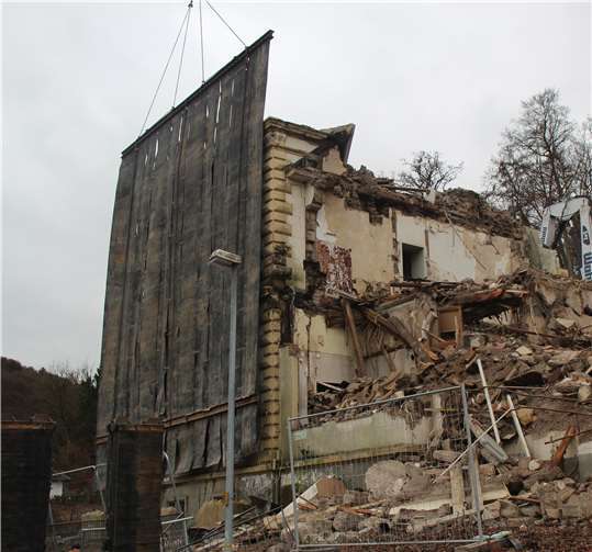 Die Nordseite der alten Villa während der Abrissarbeiten.