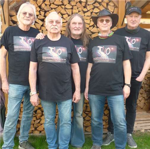 Die Nostalgie-Band „TNO“ ist mit teils neuer Besetzung bei freiem Eintritt mehrfach in unserer Region zu erleben - wie an diesem Samstag beim Festival „Wasser für Peru“ in Pommern. Quelle: röhrig