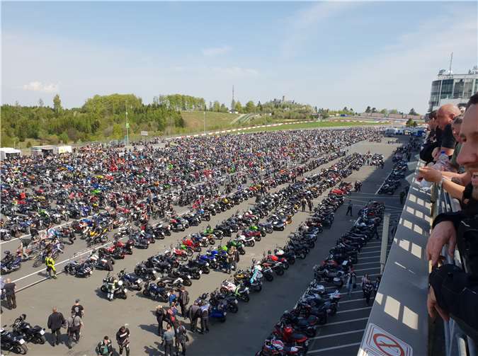 Die Notfallseelsorge verkauft auf einem Stand beim Gottesdienst „Anlassen“, im Fahrerlager auf dem Nürburgring, Kaffee und Kuchen.Foto: privat