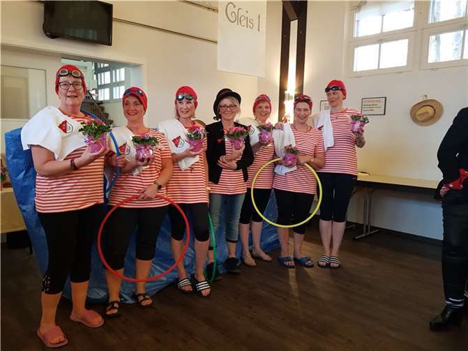 Die Nothbach-Nixen zeigten am alten Bahnhof lustige Schwimmübungen.  Foto: privat