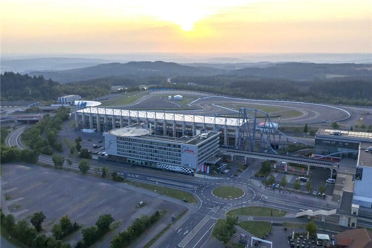 Die Nürburgring Hotels & Ferienpark empfangen im Juni 200 Hotelexpertinnen und -experten zur großen Tagung des Hotelverbands Deutschland (IHA). Hier das Nürburgring Congress Hotel.  Foto: Nürburgring Hotels