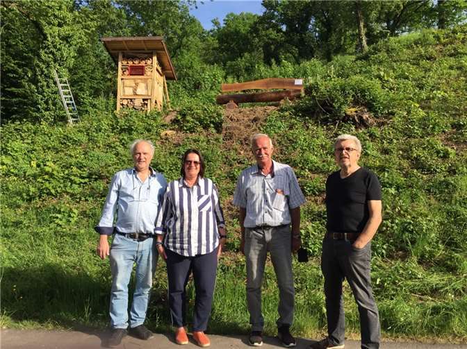 Die Nussbaumbank am Bienenhotel. Foto: privat