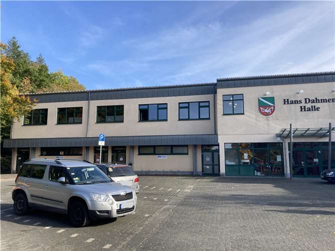 Die Nutzung des Bürgersaals im Obergeschoss der Hans-Dahmen-Halle als Notunterkunft für Flüchtlinge soll befristet werden, fordert die CDU-Rheinbreitbach.  Foto: Heinz Schmitz