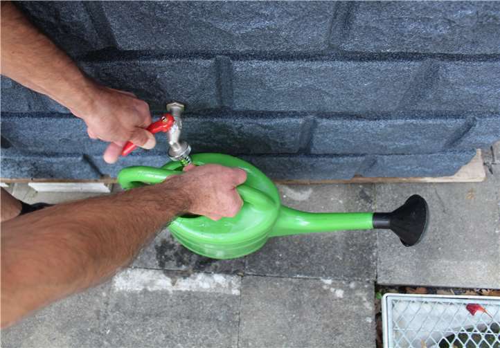 Die Nutzung von gesammeltem Regenwasser zum Beispiel für die Bewässerung privater Grünflächen wird ab kommendem Jahr in Cochem-Zell gefördert.Foto: privat