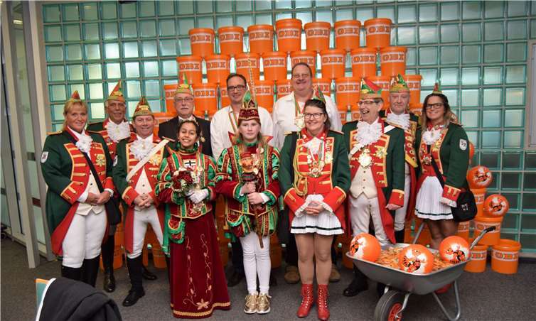 Die OBI-Marktleiter Jörg Thrun und Georg Thrun empfingen das Kinderprinzenpaar mit Adjutanten sowie eine Abordnung Gardisten des Corps mit dem Zahlmeister. -EICH-