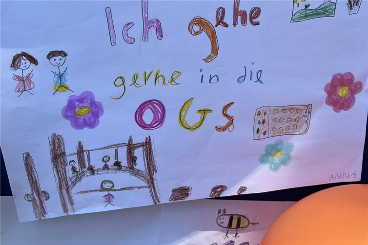 Die OGS-Kinder wirkten bei der Dekoration des Schulhofes mit und hatten kleine Botschaften für das OGS-Team vorbereitet. 