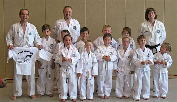Die Oberahrtaler Sportfreunde Abteilung Taekwon-Do in der Turnhalle Grundschule Antweiler: Neue Anzüge für die kleinen Sportler.Privat