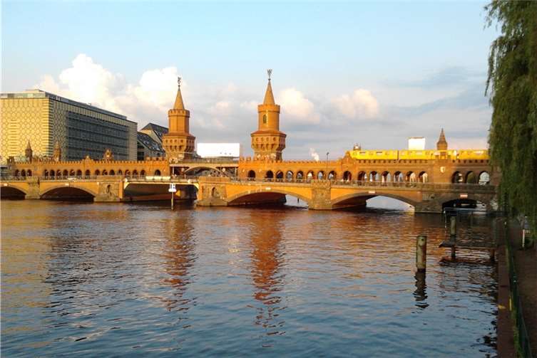 Die Oberbaumbrücke gilt als eine der schönsten Brücken Berlins.Bernhard Meinke