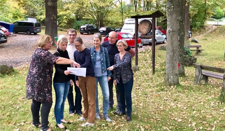 Die Oberbieberer SPD bei einer Besichtigung des Hermesplatzes, welche bereits vor dem ersten Corona-Lockdown im Frühjahr des vergangenen Jahres stattfand.Quelle: SPD Oberbieber
