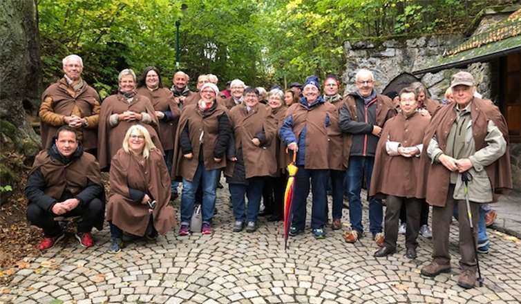 Die Oberbieberer Sängerfamilie im entsprechenden Outfit vor der Saalfelder Tropfsteinhöhle. Foto: Hans Hartenfels