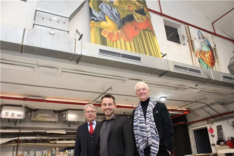 Die Oberbürgermeister (v.li.) Dr. Klaus Weichel (Kaiserslautern), David Langner (Koblenz) und Wolfram Leibe (Trier) besichtigten im Rahmen ihres Treffens das Theater Koblenz. Foto: Stadt Koblenz / Thomas Knaak