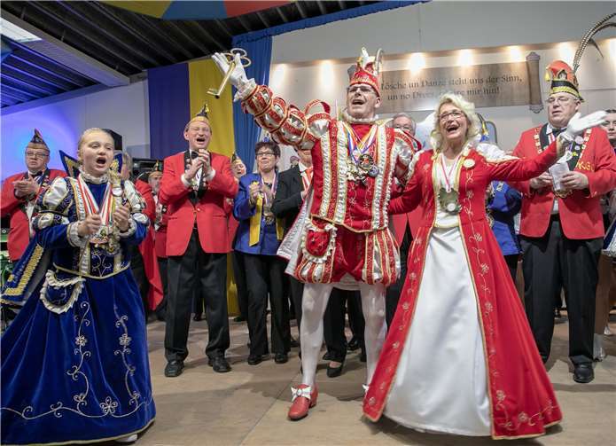 Die Oberdreeser Tollitäten wurden bei der Prunksitzung ordentlichvon ihren jecken Untertanen gefeiert: Kinderprinzessin Lucy I. (Knott) und das PrinzenpaarNorbert I. und Birgit I. (Höckendorf) brachten jede Menge Stimmung in den Saal. Fotos: JOST