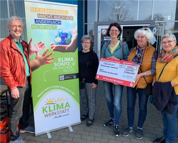 Die Obere Kirchstraßen-Nachbarschaft spendet 500 Euro für die Aktion „Zukunftswoche“. Foto: privat