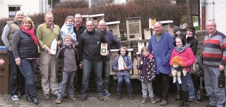 Die Oberfeller Grundschüler bauten mit ihren Vätern Unterschlupfe für Insekten und Vögel.privat