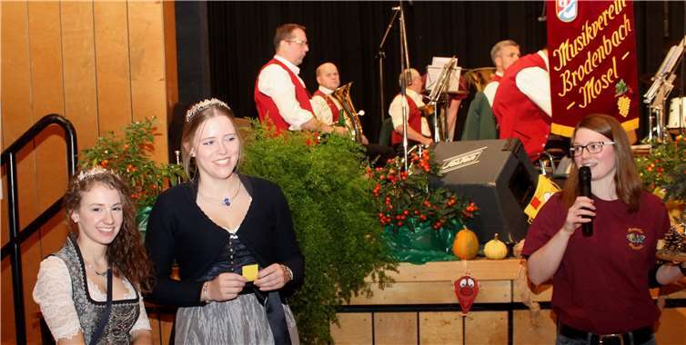 Die Oberfeller Weinkönigin Johanna I. (selbst Klarinettistin bei der Mosella) mit ihrer Prinzessin Anna hatte ein Grußwort mitgebracht. Beide Weinmajestäten bescherten als Glücksfeen bei der Tombola tolle Preise. Privat