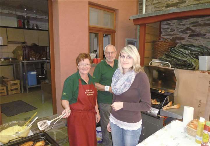 Die Oberfeller Weinkönigin Lea I. begrüßte die Gäste und half Marion Christ und Werner Paddags fleißig bei der Zubereitung der leckeren Krebbelcher.privat