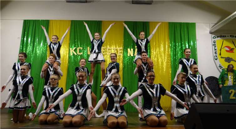 Die Oberhonnefelder Tanzmädels wirbelten die Bühne auf.