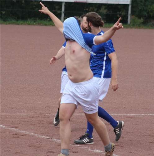 Die Oberhut, späterer Turniersieger, weiß Torerfolge stilecht zu bejubeln.