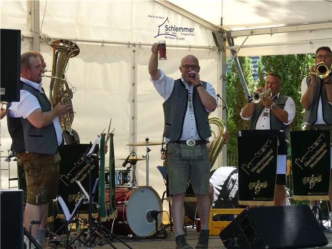 Die „Oberkirchspiel-Musikanten“ bezauberten das Publikum an Kirmes-Sonntag.