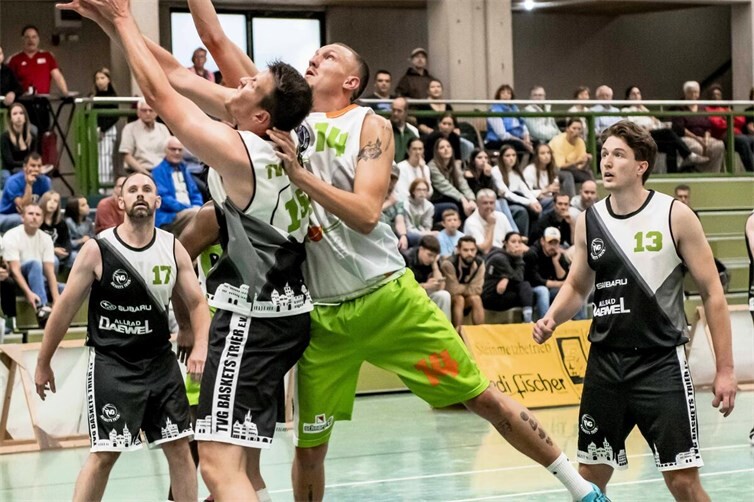 Die Oberliga Basketballer des TuS Treis-Karden (in grün-weiß mit Noah Latic, Nr. 14) empfangen am Sonntag, 25.10.2026, 17.30 Uhr, in der Treiser Sporthalle den BBV Saarbrücken.