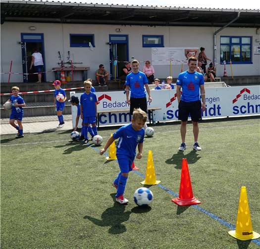 Die Oberliga-Mannschaft bot auf dem Kunstrasen Trainings- und Mitmachstationen an.