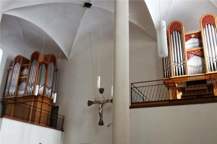 Die Oberlinger-Orgel von 1997 mit ihren zwei Prospekten