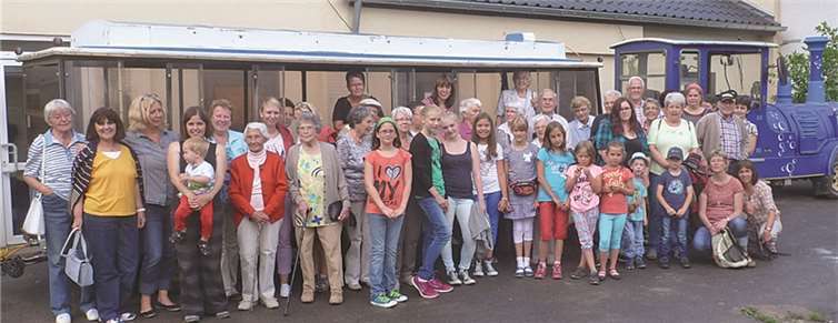 Die Oberlützinger erlebten einen schönen Tag auf der Straußenfarm in Remagen.privat