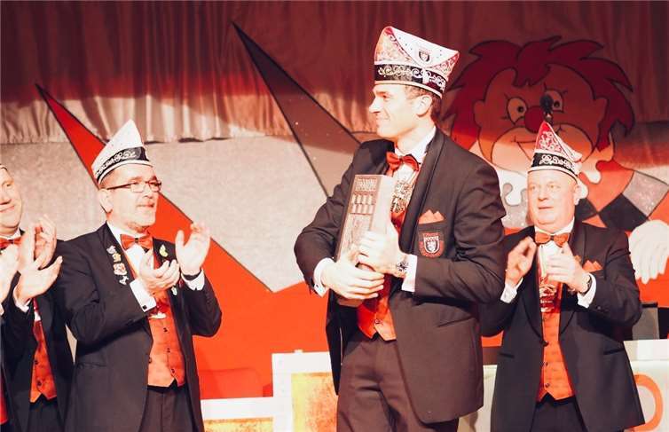 Die Obermendiger Jecken verabschiedeten ihren langjährigen Sitzungspräsidenten Peter Schlaus. Fotos: privat