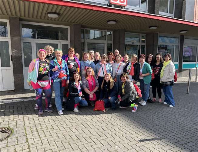 Die Obermendiger Möhnen am Bahnhof in Andernach.  Foto: S. Müller