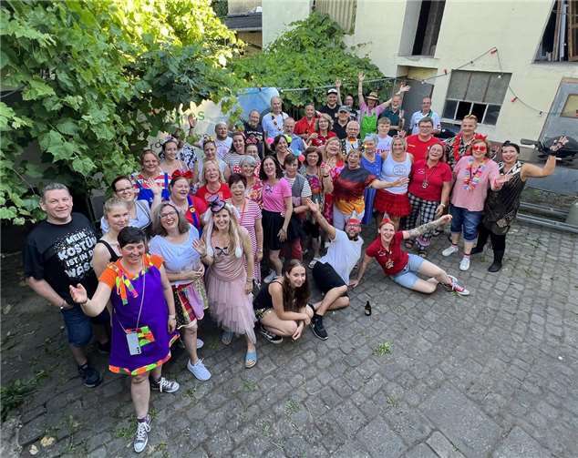 Die Obermendiger Möhnen verstehen es, Generationen zu verbinden – ob an der Theke, auf der Bühne oder später beim Ausklang in der Sektbar. Foto: Leni Anheier