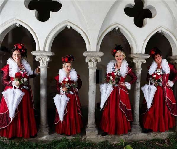 Die Obermöhn Danni mit ihren Damen als Mary Popins.